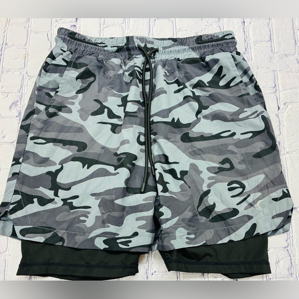 ZYIA men’s size medium  camo shorts with liner